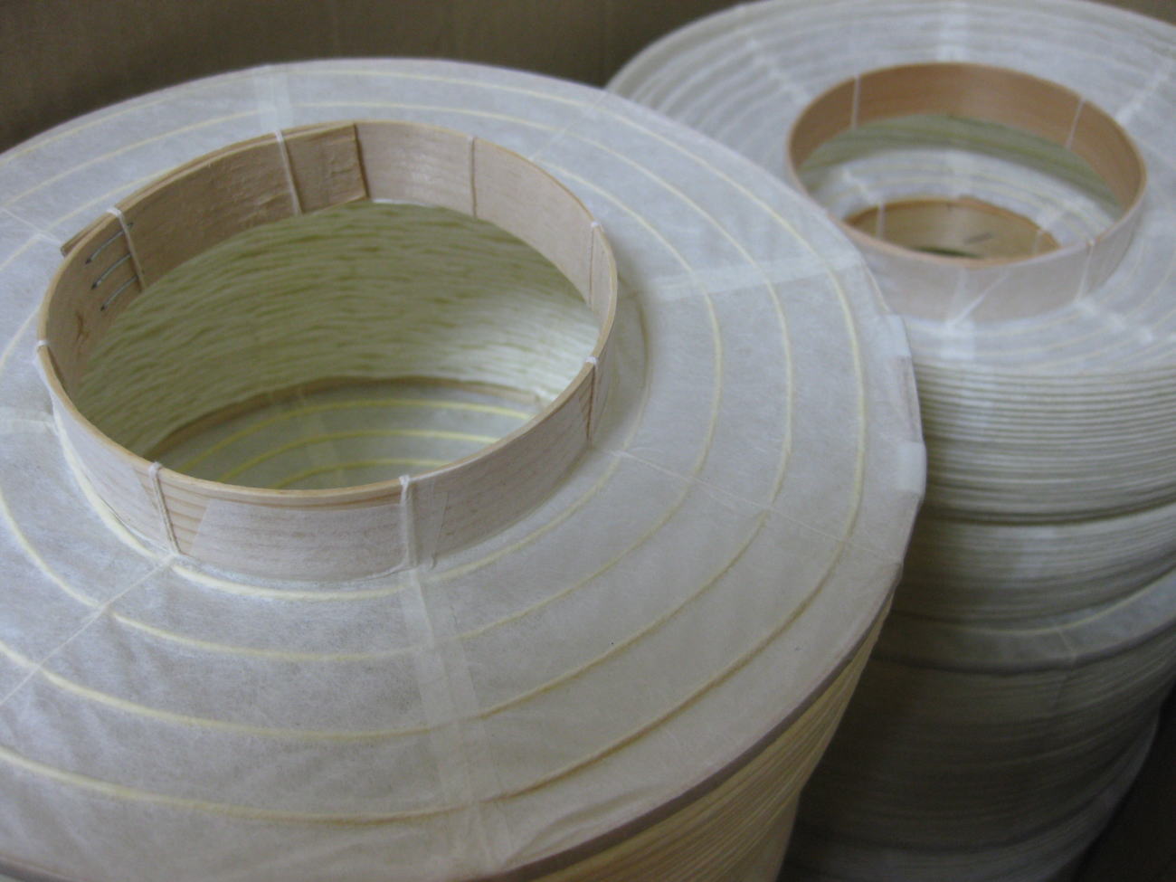 文字入れ前の白地提灯が並ぶ様子