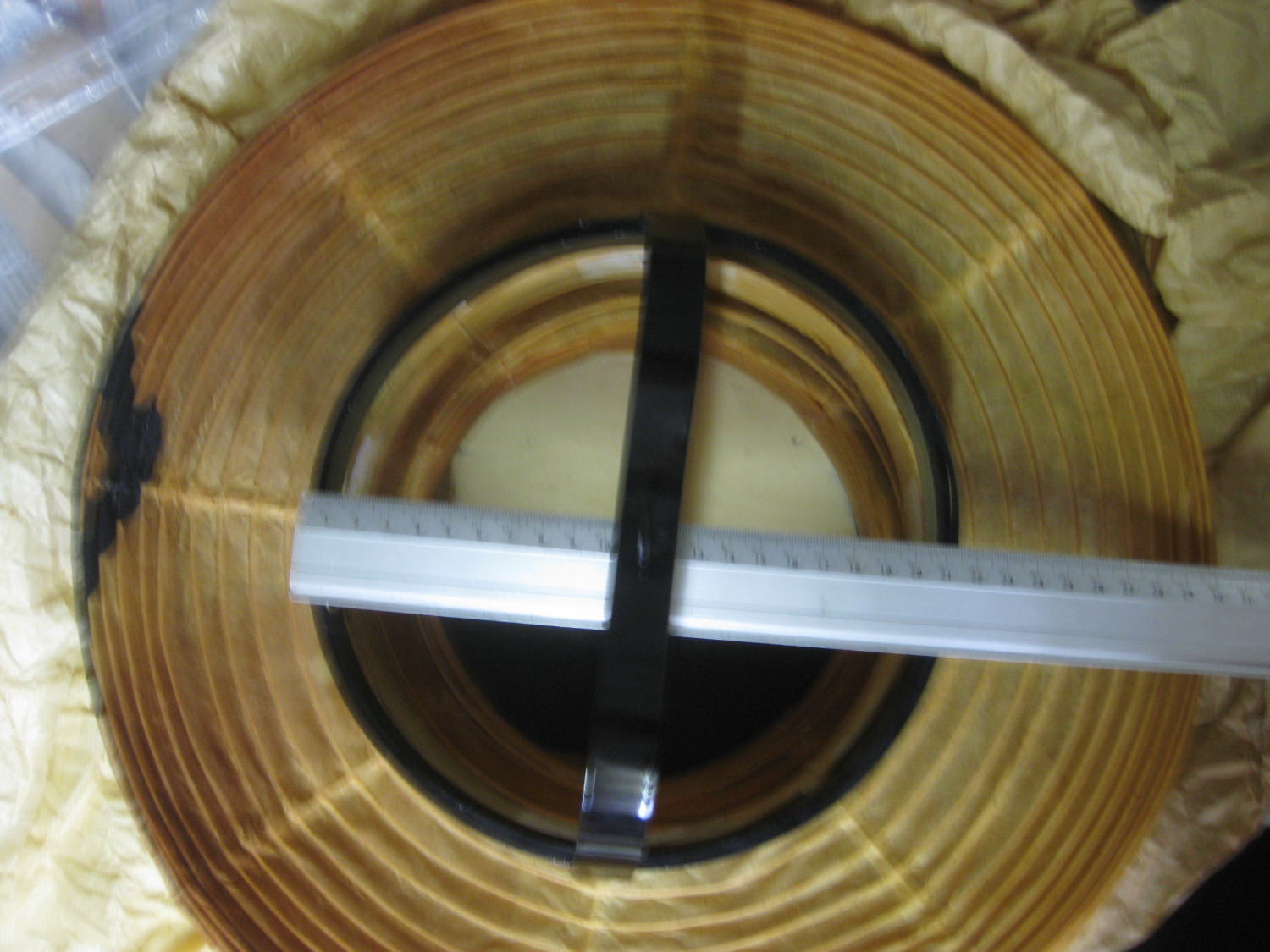 提灯のサイズを定規で測っている様子